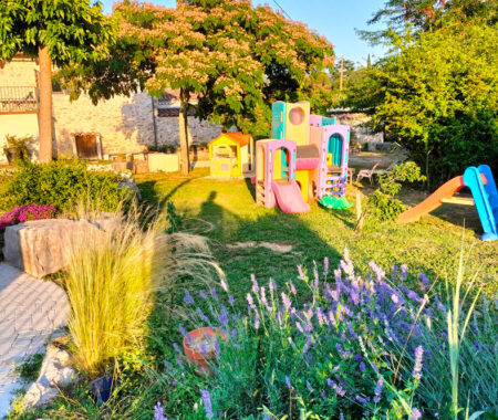 Grand Gîte Le Mas - Le jardin et ses jeux enfants